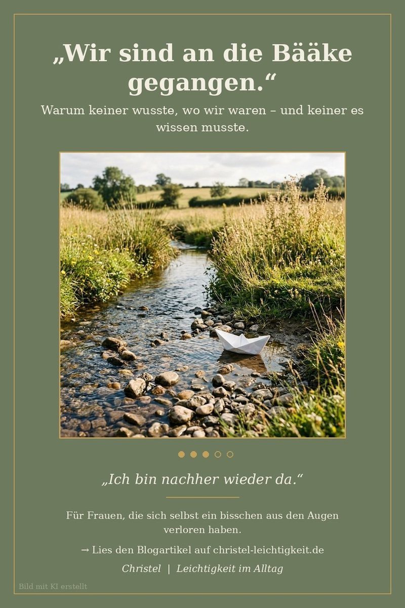 Grünes Bild mit einem flachen Bach, der durch eine Wiese läuft, auf den Steinen am Ufer liegt ein Papierschiffchen