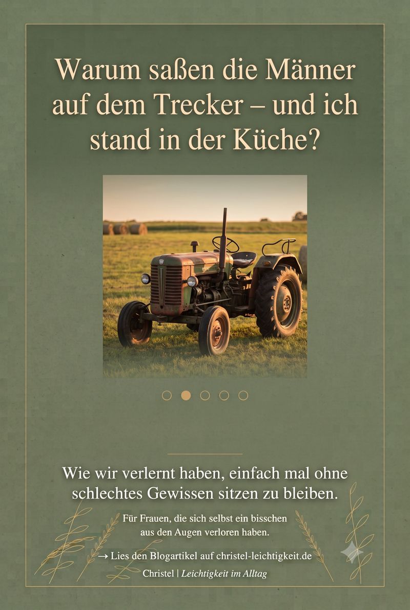 Grünes Bild mit einem alten Trecker auf einer Wiese