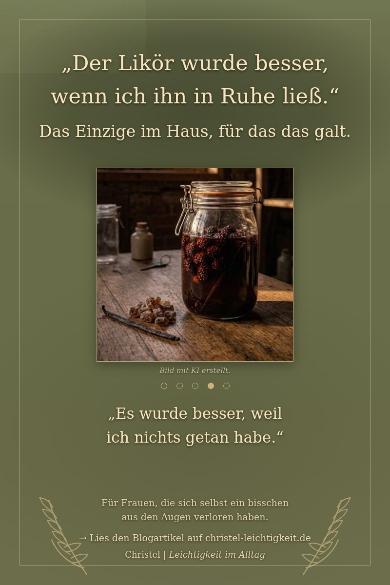 Ein Einmachglas mit Brombeeren in Likör auf einem Holztisch, daneben Kandis und eine Vanilleschote