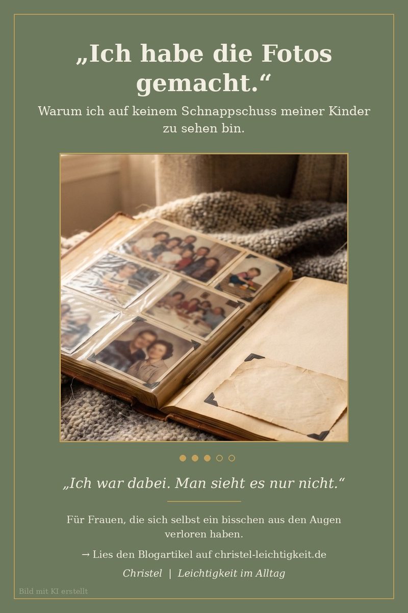 Grünes Bild mit einem aufgeschlagenen alten Fotoalbum auf einer Decke
