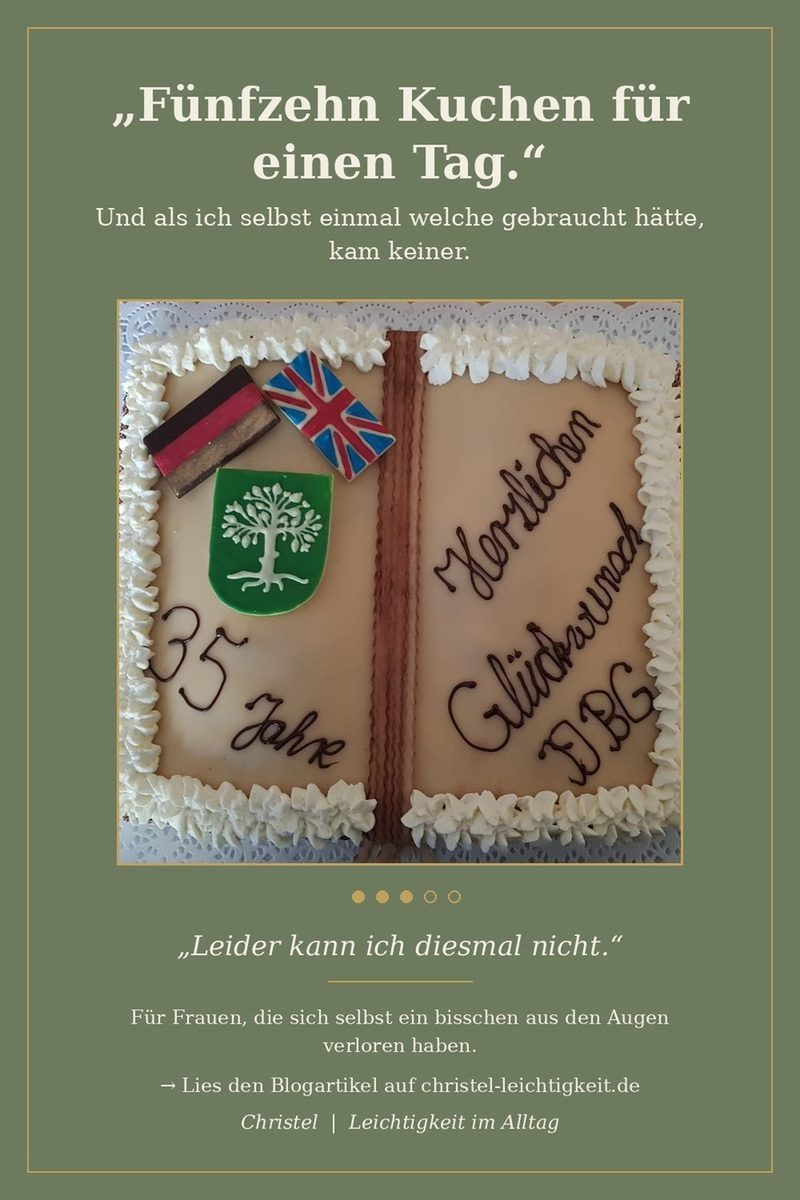 Grünes Bild mit einer großen hellen Torte, auf der „35 Jahre“ und „Herzlichen Glückwunsch DBG“ steht, dazu eine deutsche und eine britische Flagge
