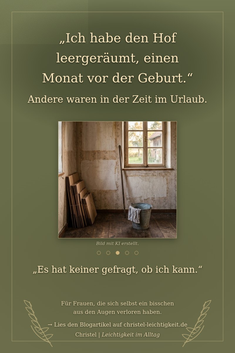 Ein fast leergeräumtes altes Bauernhauszimmer mit hellen Stellen an der Tapete, ein Eimer und gefaltete Kartons