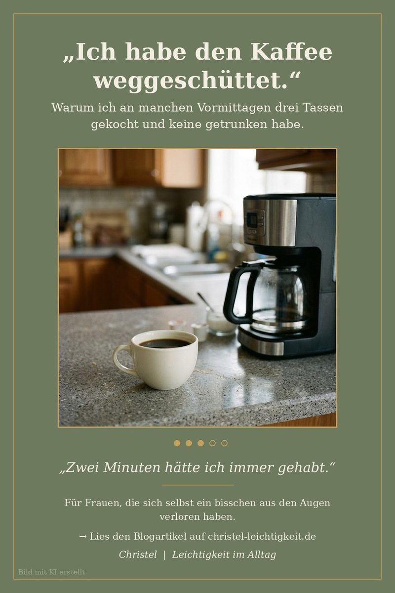 Grünes Bild mit einer vollen Tasse Kaffee auf einer Küchenarbeitsplatte, daneben eine Kaffeemaschine