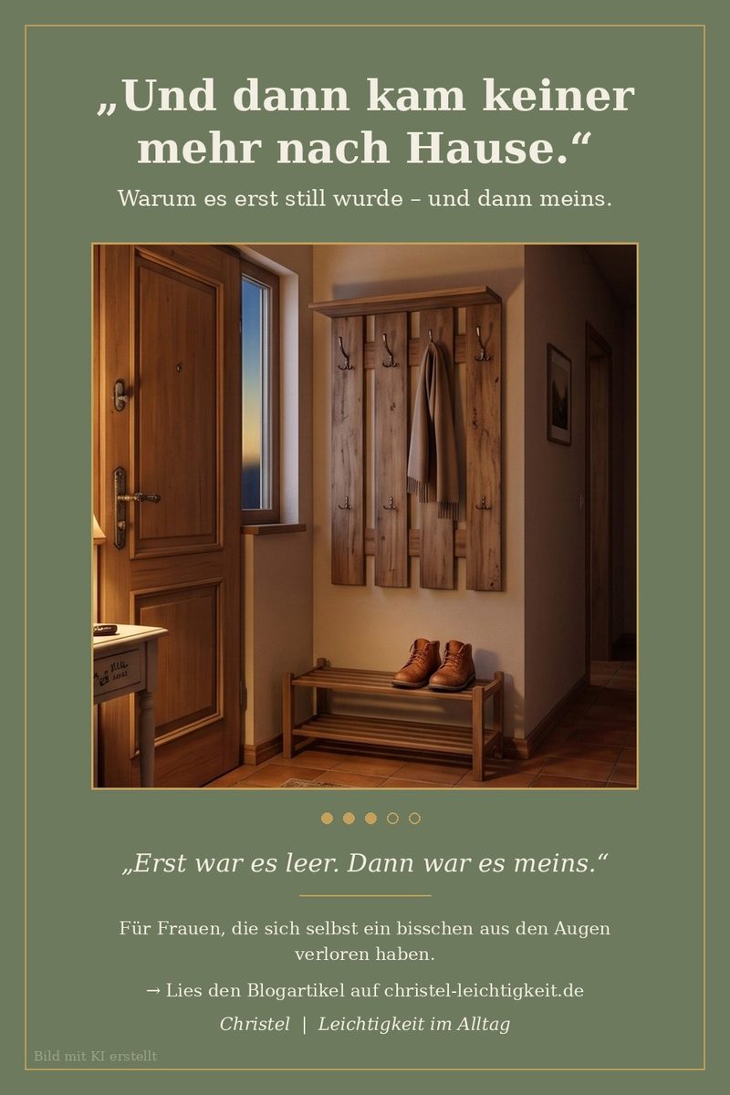 Grünes Bild mit einem leeren Flur, Garderobe und einem Paar Schuhe