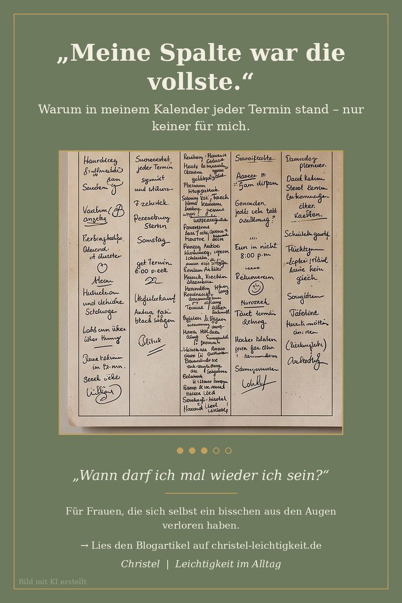Grünes Bild mit einem handbeschriebenen Familienplaner an einer Wand