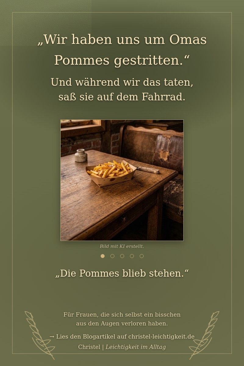 Eine unberührte Portion Pommes in einer Papierschale auf einem alten Holztisch, daneben eine Eckbank
