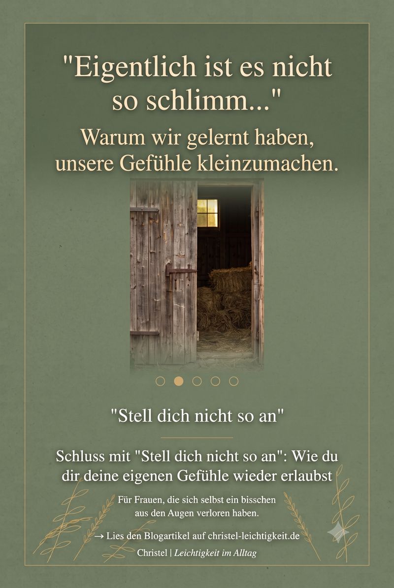 Grünes Bild mit einer offenen Scheunentür und Strohballen