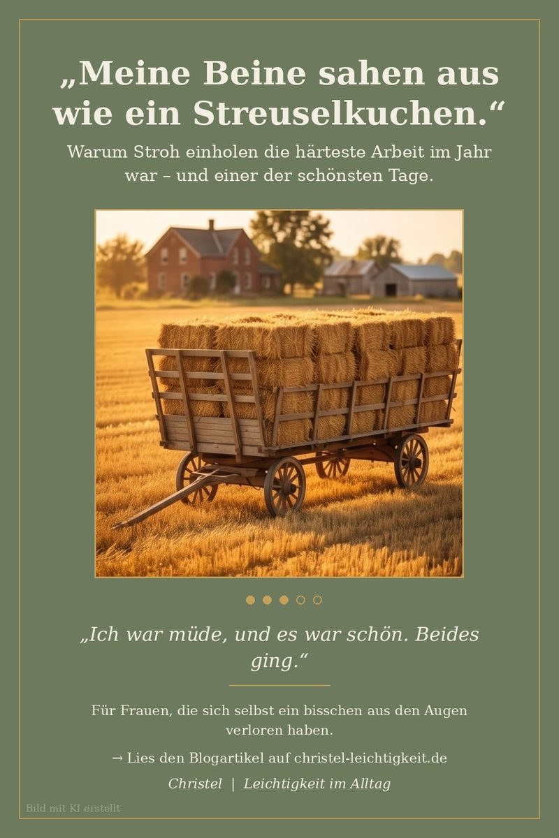 Grünes Bild mit einem hoch beladenen Strohwagen auf einem abgeernteten Feld