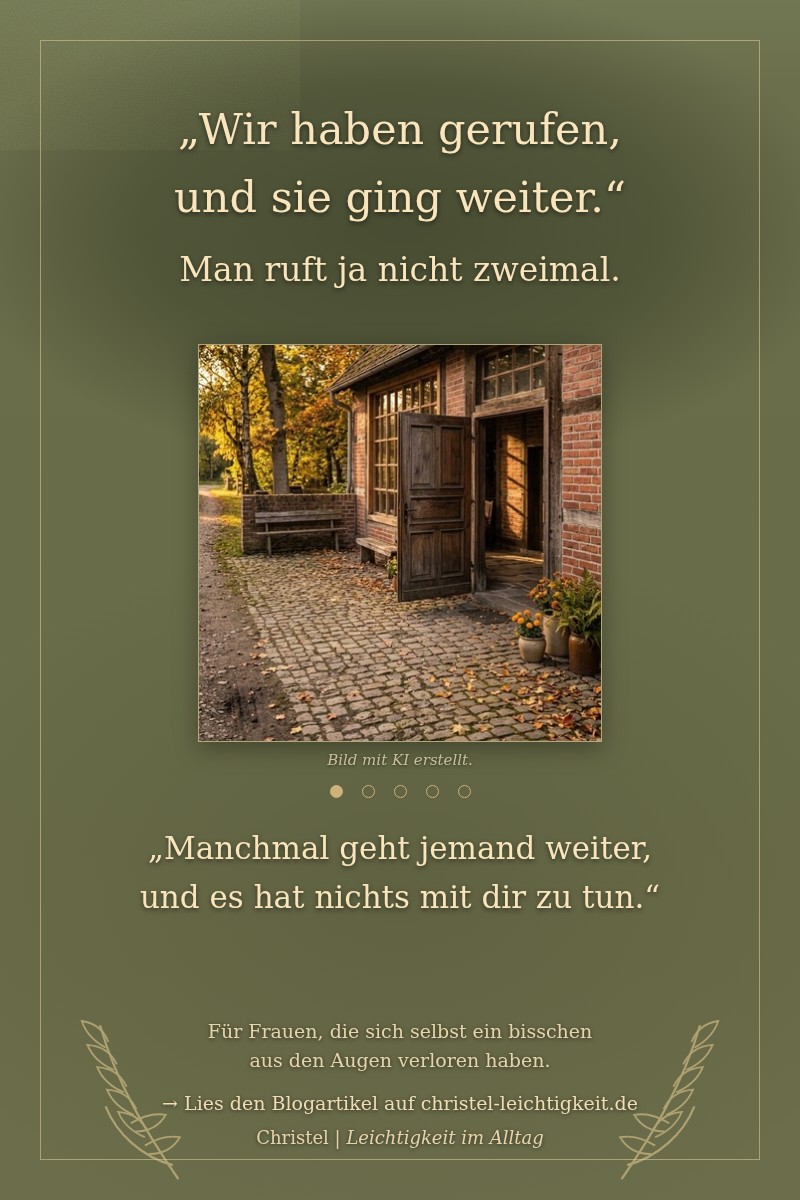 Ein gepflasterter Hofplatz vor einem alten Bauernhaus im Herbst, die Haustür steht halb offen